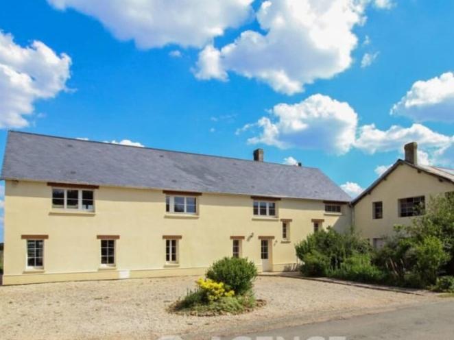 Grand Gite A La Campagne Couvains  Exterior photo